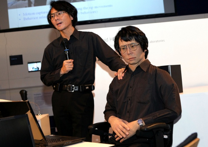 Hiroshi Ishiguro & Geminoid (Credit: rubra via Flickr)