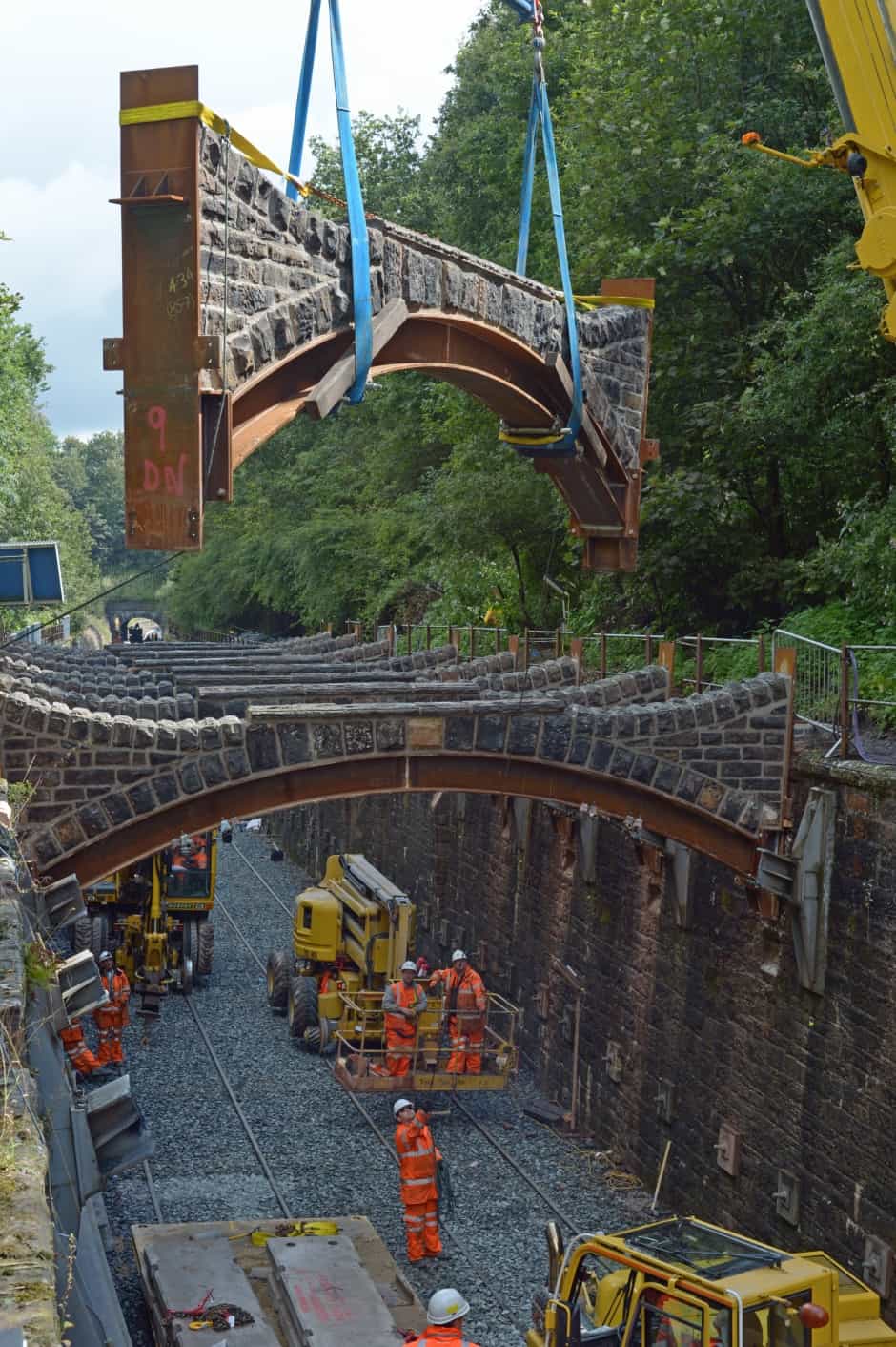 chorley-flying-arches-being-lowered-into-position-2