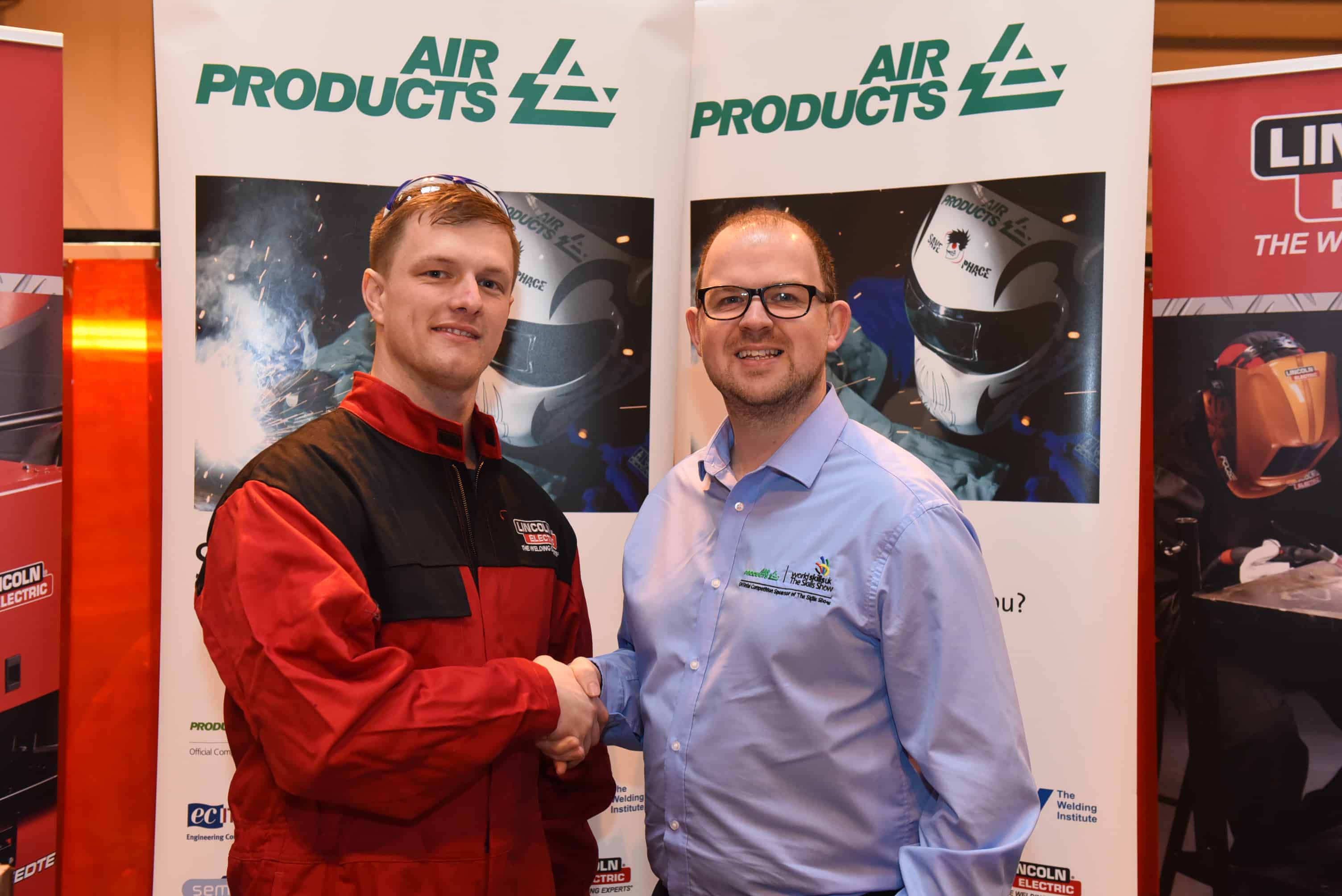 Winner James Elliott shakes hands with Kevin Sherry from air Products