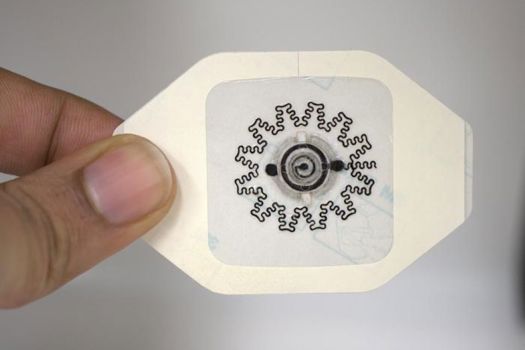 Water-powered, electronics-free dressing (WPED) for electrical stimulation of wounds.