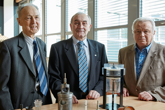 Miroslav Sedlácek, centre, with colleagues Vladimir Novák and Vaclav Béren, and a prototype rolling fluid turbine