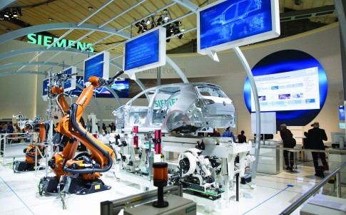 Auf dem Weg zu Industrie 4.0: Vollautomatische Türenmontage am Siemens-Stand in Hannover