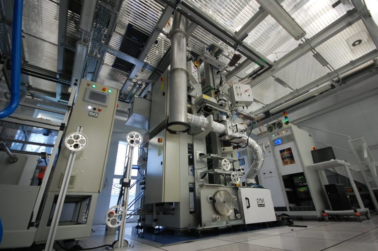 A silica fibre drawing tower in the Zepler Institute Cleanroom Complex.