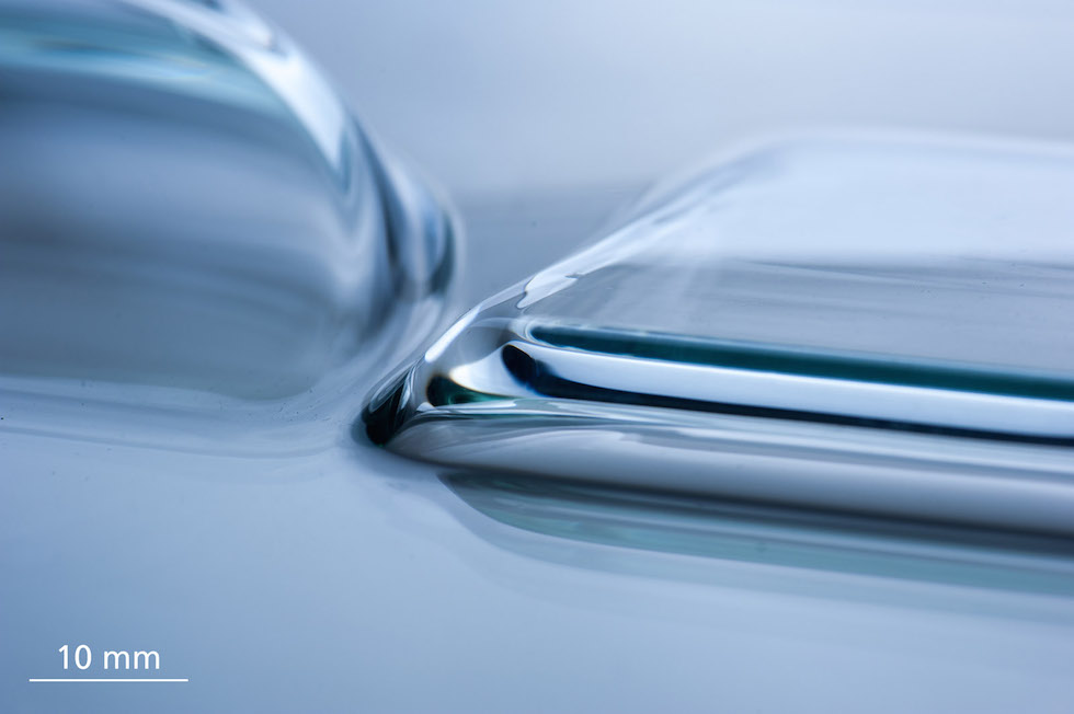 Prototype sheet glass with very small radii, produced using the new laser-based glass forming technology (Photo: Fraunhofer IWM)