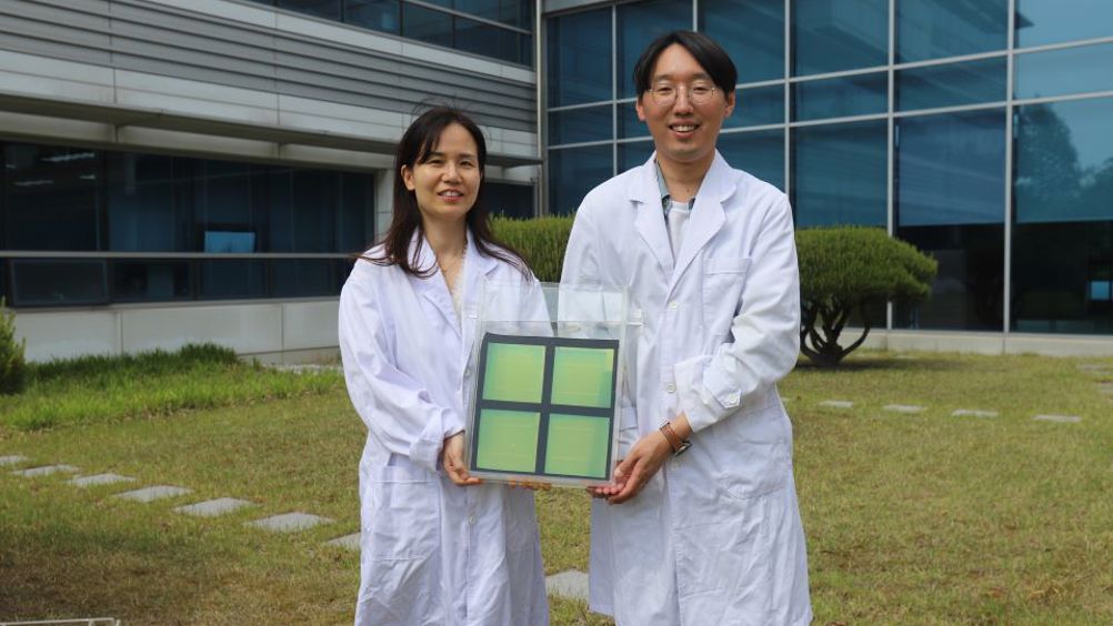From left: Dr. Jihye Lee and student researcher Hoyoung Lee