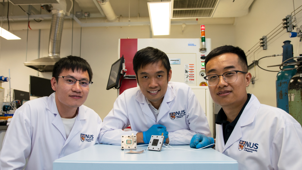 Asst Prof Lum Yanwei (centre), Dr Wang Bingqing (left), and Mr Wang Meng (right) from NUS Dept of Chemical and Biomolecular Engineering