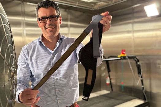 The diagnostic belt is based on flexible sensors with electrically conductive or light-conducting fibres as well as sensors for motion and temperature measurement 