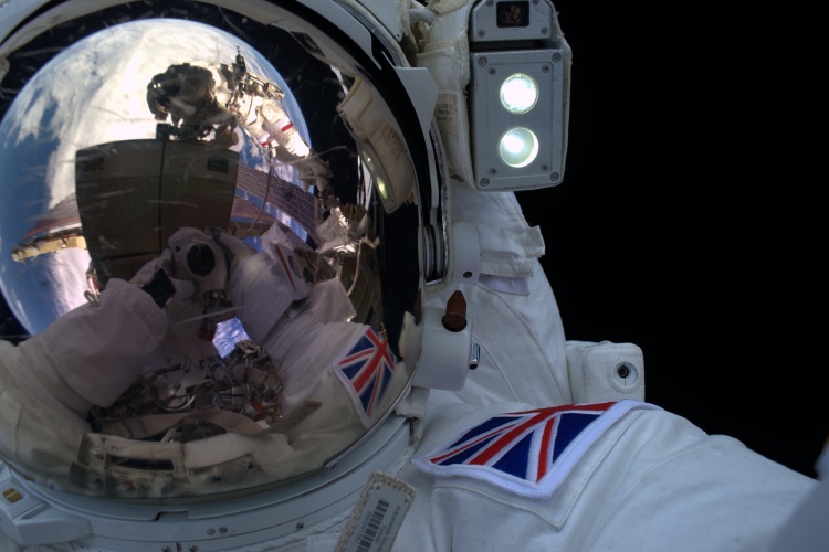 Tim_s_spacewalk_selfie