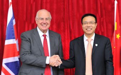 President Xu Fei of Southwest Jiaotong University, and Sir Alan Langlands, vice-chancellor of The University of Leeds, shake hands at the launch.