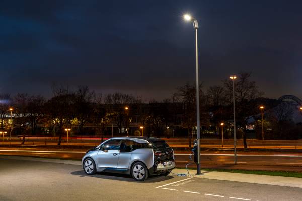 The streetlights have a modular LED design, which can be adjusted for different road types. 