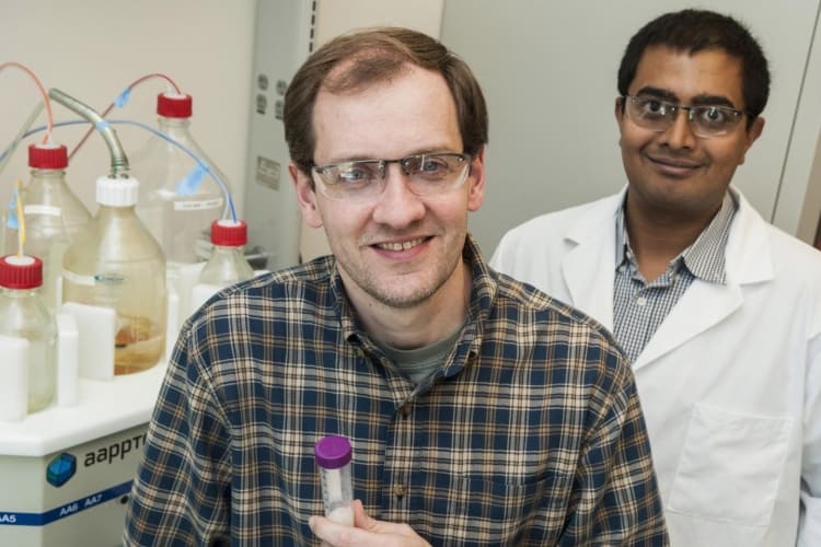  Rice University researchers Jeffrey Hartgerink, left, and Vivek Kumar led research that combines a derivative of snake venom with their nanofibre hydrogel to help encourage blood clotting.