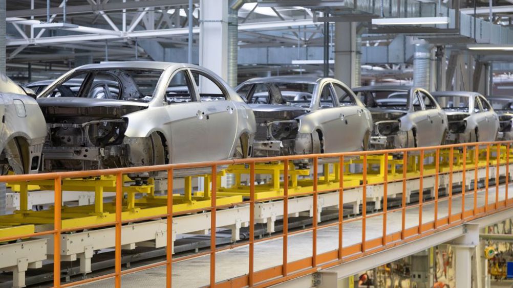 In April, car production for export fell -10.1 per cent, while production for the domestic market also decreased by -3.3 per cent