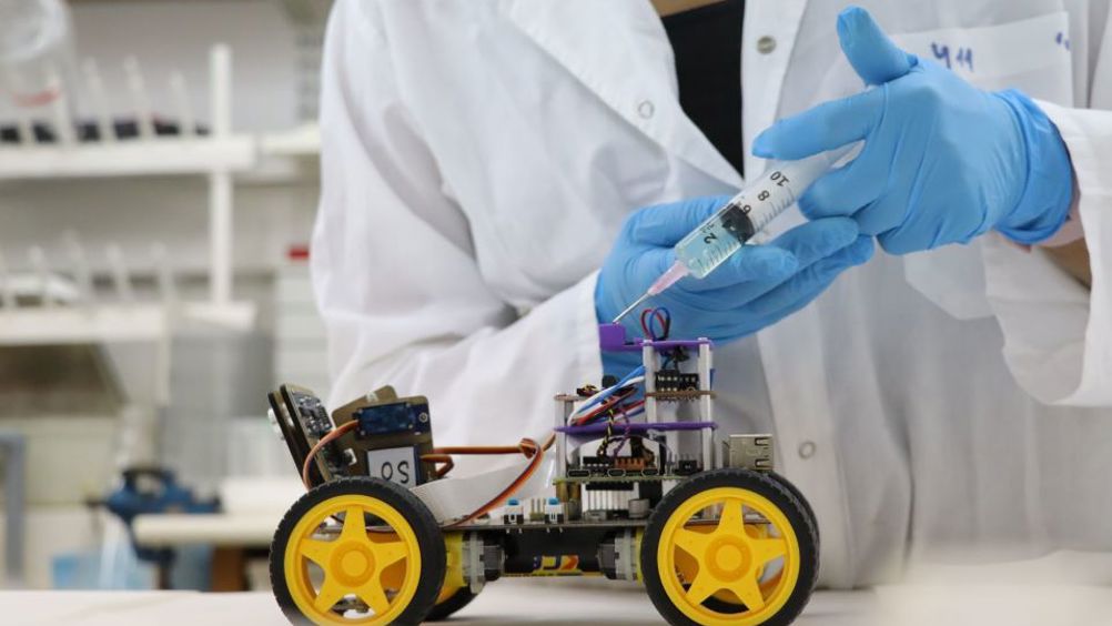 The robot with the biological sensor