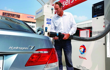 Gassing up:BMW’s Hydrogen 7 series car