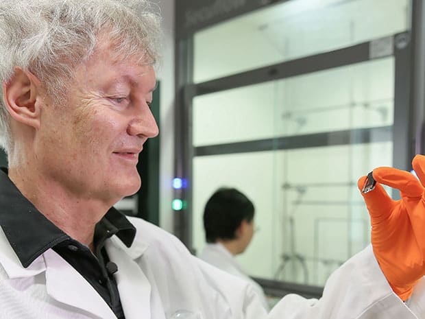 Michael Grätzel holds a vacuum-flashed cell. Image Alain Herzog/EPFL
