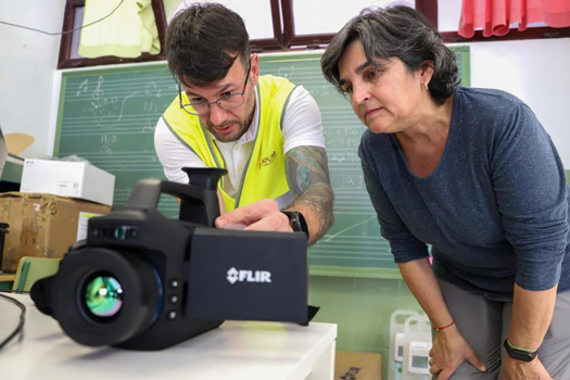 The Deputy Director of IGN and the Commercial Director of Apliter with the FLIR G343. Source: EFE