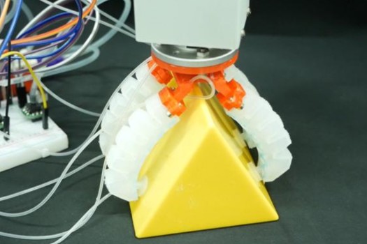 Suction cups using suction intelligence to grasp object
