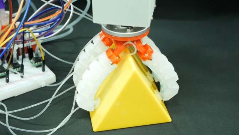 Suction cups using suction intelligence to grasp object