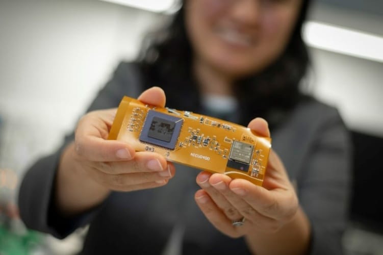 Wearable wireless sensor monitors baby blood oxygen