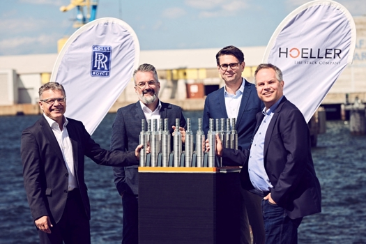Dr. Otto Preiss (left) and Armin Fürderer (second from left). Stefan Höller (right), Hoeller Electrolyzer company founder and head of development, and Matthias Kramer (second from right) joint head of Hoeller Electrolyzer