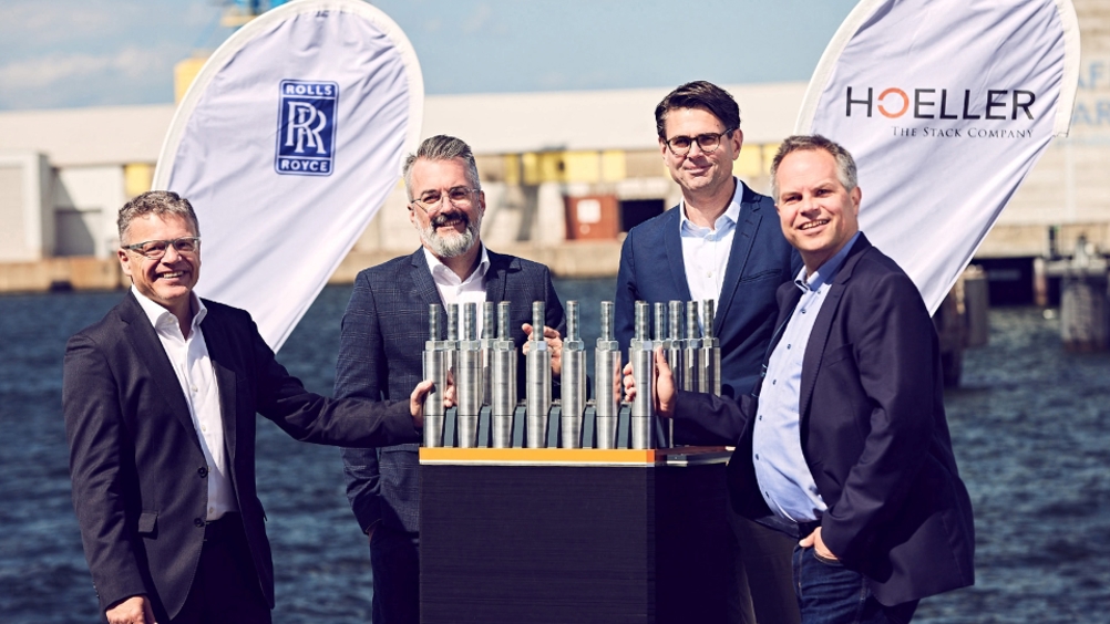 Dr. Otto Preiss (left) and Armin Fürderer (second from left). Stefan Höller (right), Hoeller Electrolyzer company founder and head of development, and Matthias Kramer (second from right) joint head of Hoeller Electrolyzer